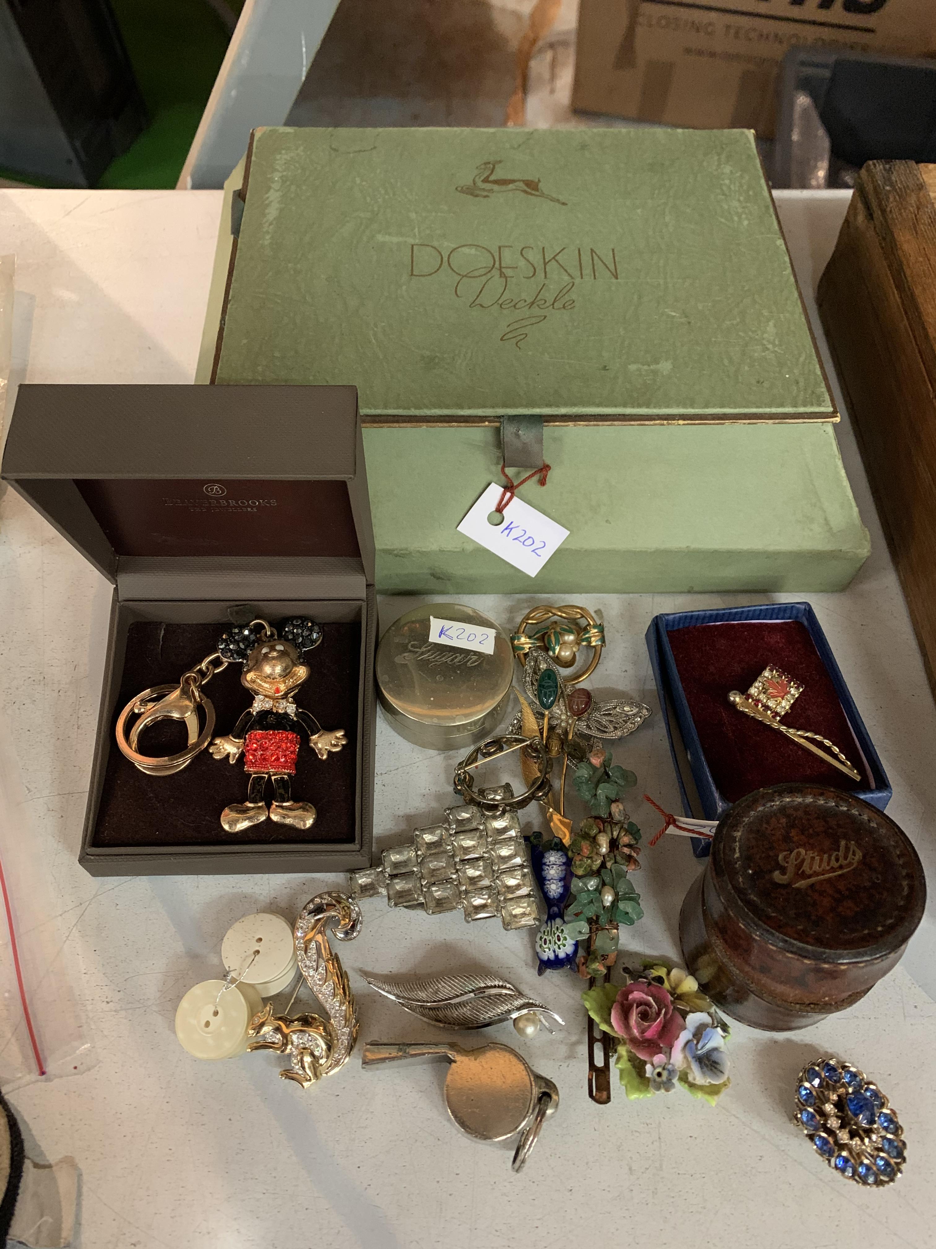 AN ASSORTMENT OF VINTAGE COSTUME JEWELLERY TO INCLUDE A 'DOESKIN DECKLE' BOX
