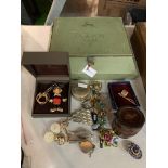 AN ASSORTMENT OF VINTAGE COSTUME JEWELLERY TO INCLUDE A 'DOESKIN DECKLE' BOX