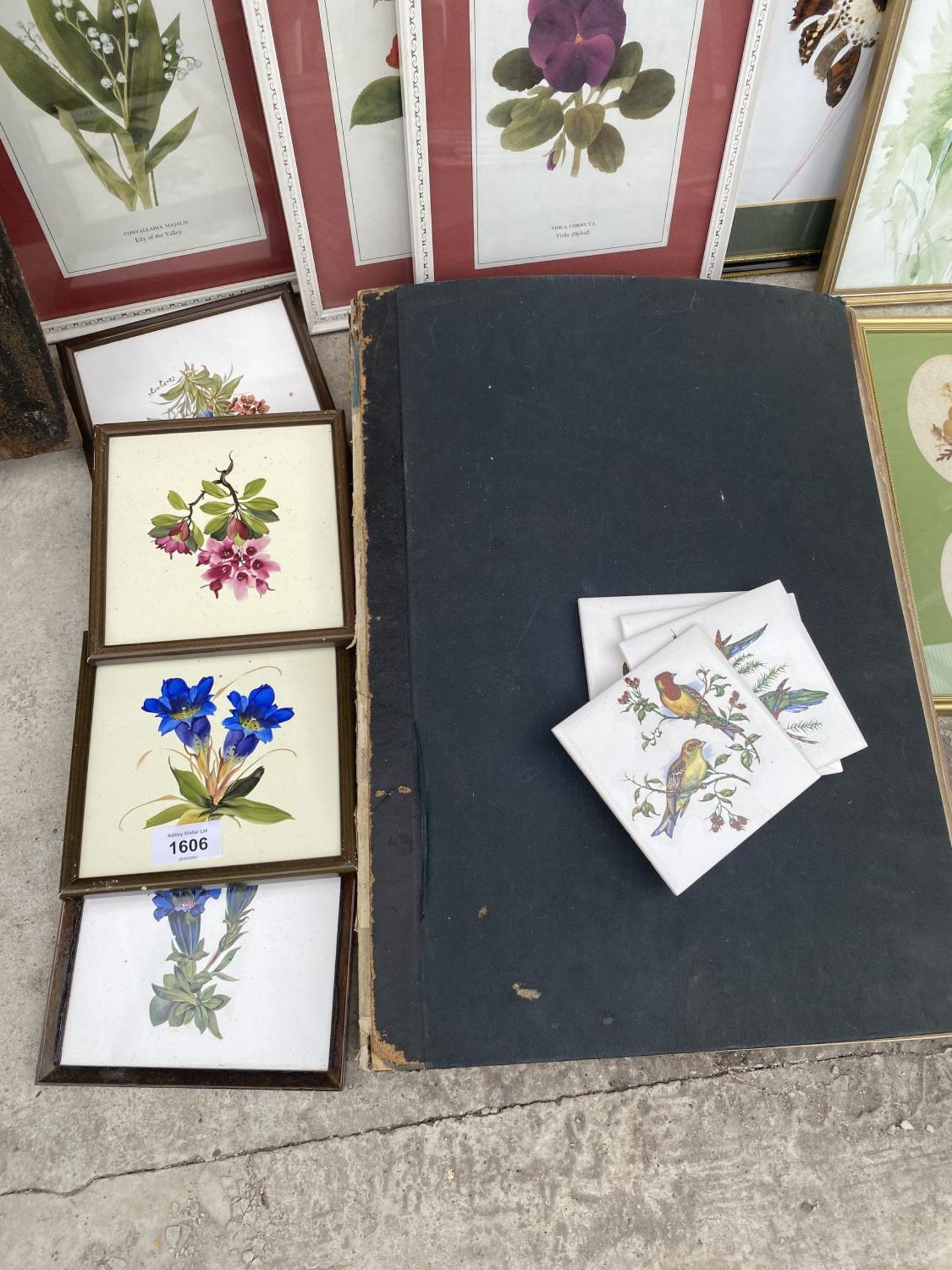 AN ASSORTMENT OF FRAMED PRINTS, PICTURES AND CERAMIC TILES - Image 3 of 3