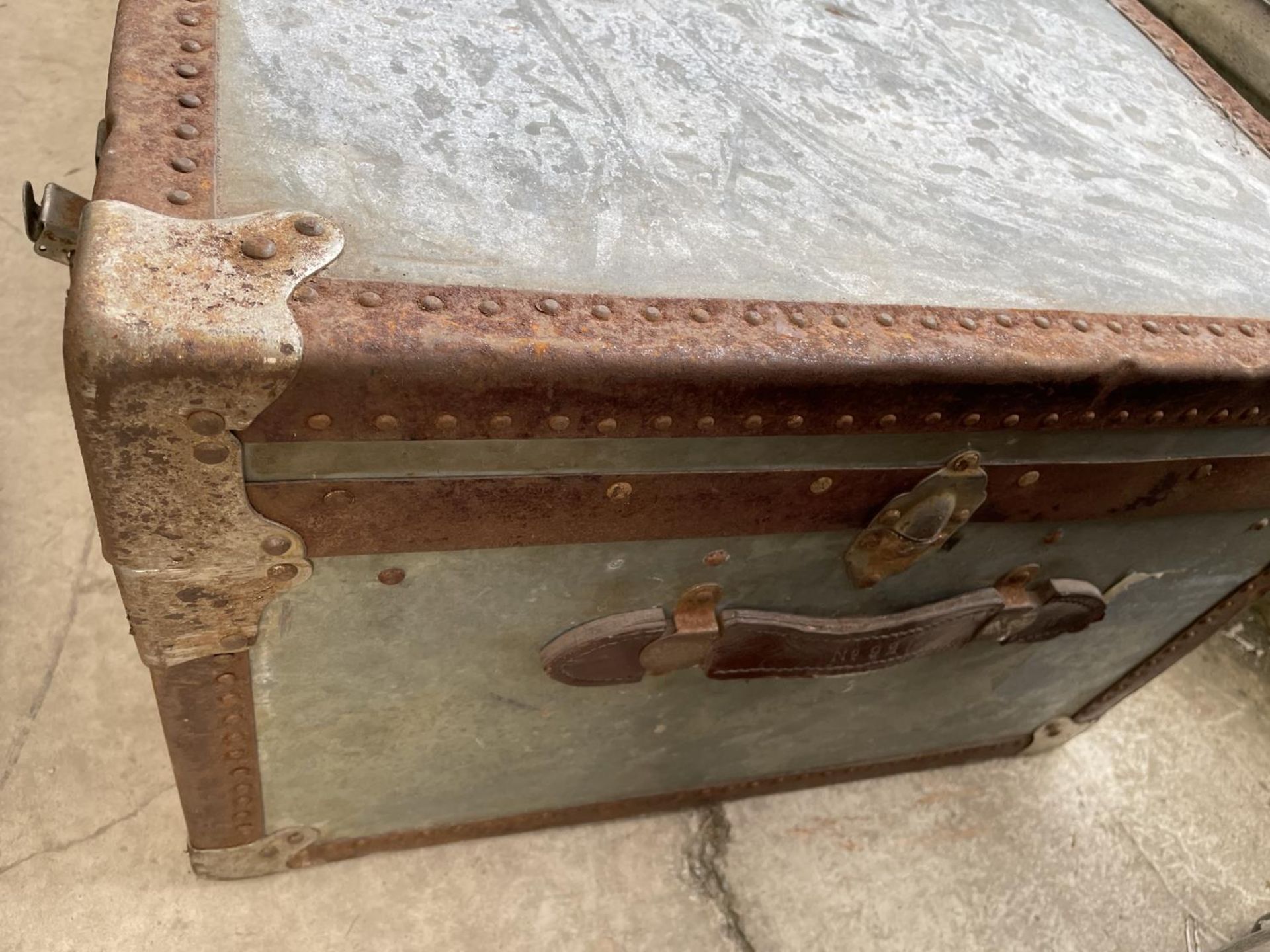 A SUBSTANTIAL GALVANISED METAL TRAVELLING TRUNK, 40X21" - Image 4 of 4