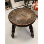 A SMALL MAHOGANY FOUR LEGGED STOOL WITH TEXTURAL DECORATION H: 21CM