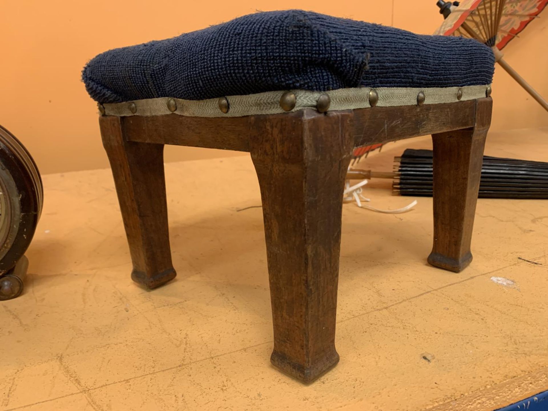 A SMALL FOUR LEGGED BLUE UPHOLSTERED FOOTSTOOL - Image 2 of 3