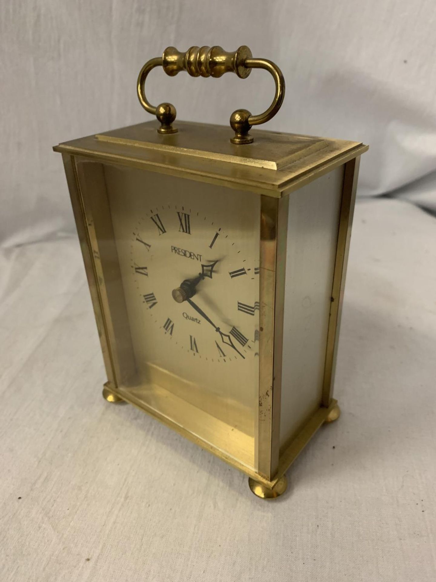 A QUARTZ PRESIDENT BRASS CARRIAGE CLOCK WITH INSCRIPTION ON THE BACK - Image 2 of 3