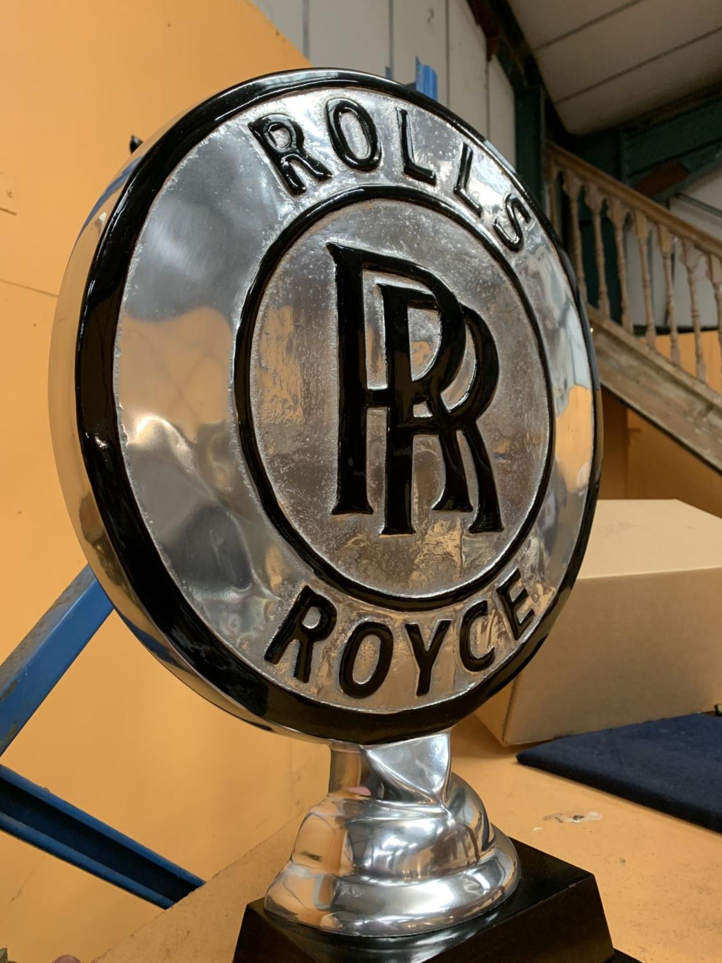 A CHROME ROLLS ROYCE SIGN ON A WOODEN BASE H: 50CM - Image 4 of 4