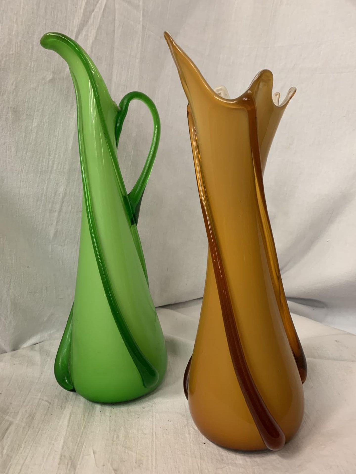 TWO RETRO MURANO STYLE ITEMS TO INCLUDE A GREEN JUG (H: 39CM) AND AMBER VASE (H: 36CM)