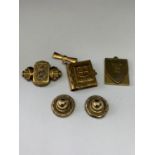 A QUANTITY OF YELLOW METAL ITEMS