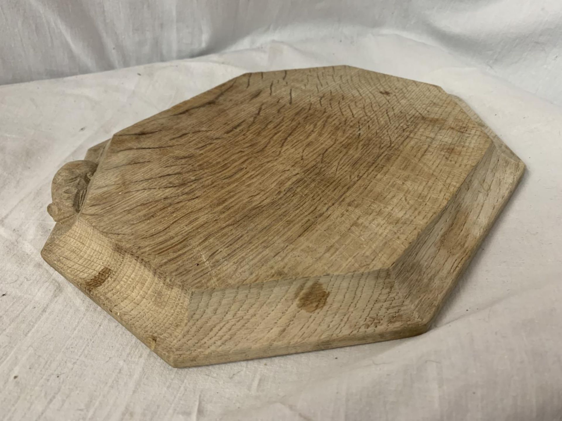 A ROBERT THOMPSON "MOUSEMAN" CARVED OAK CHOPPING/SERVING BOARD WITH MOUSE INSIGNIA 30.5CM X 25CM - Image 3 of 3