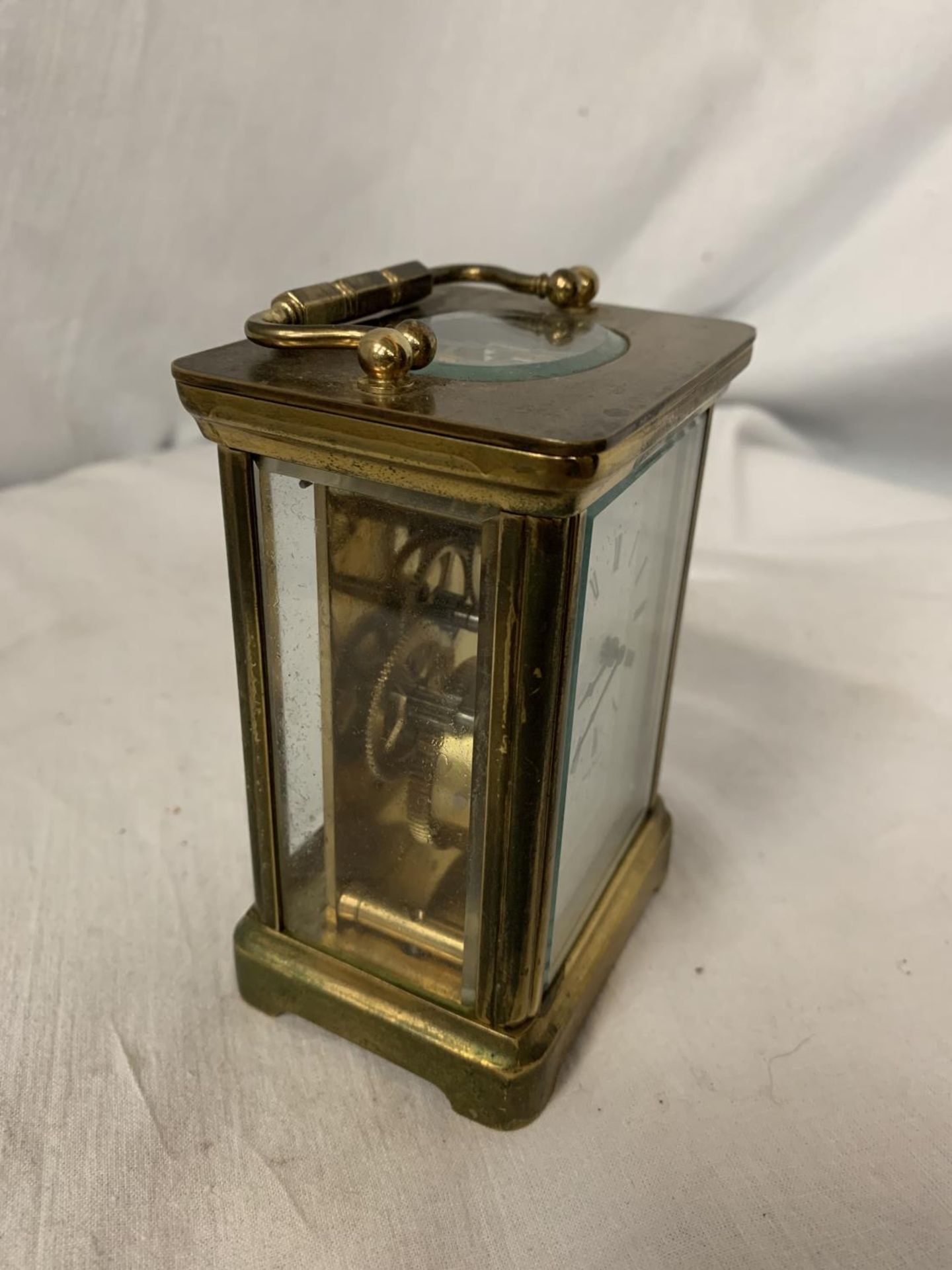 A VINTAGE HENLEY FIVE GLASS BRASS CARRIAGE CLOCK - Image 3 of 4