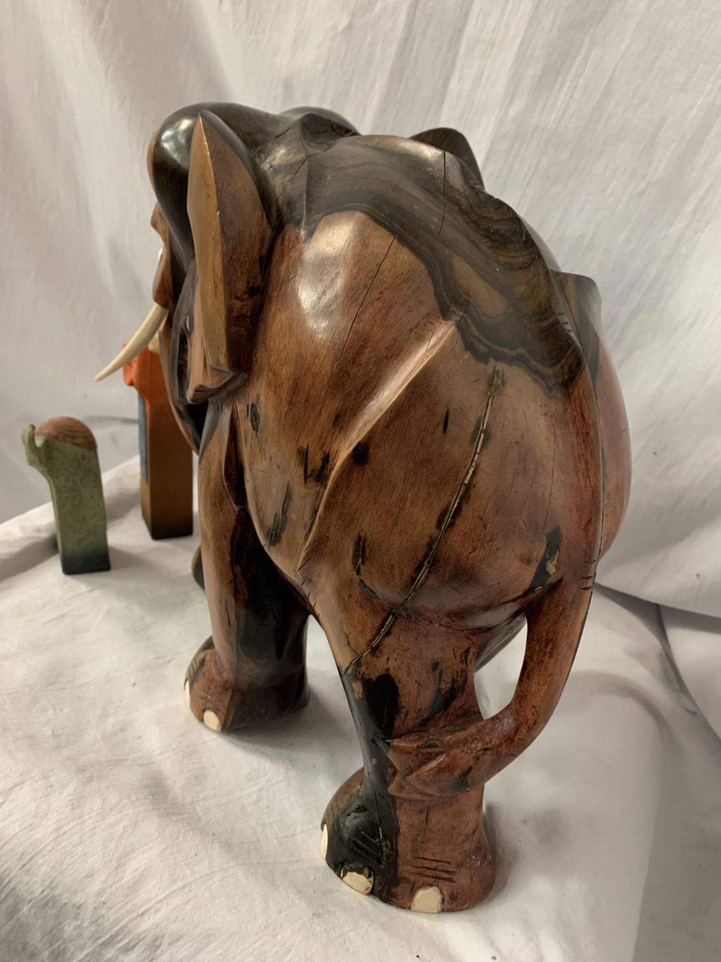 A LARGE CARVED HEAVY HARD WOOD ELEPHANT (H: APPROX. 30CM) AND TWO CERAMIC ELEPHANT ITEMS - Image 3 of 4