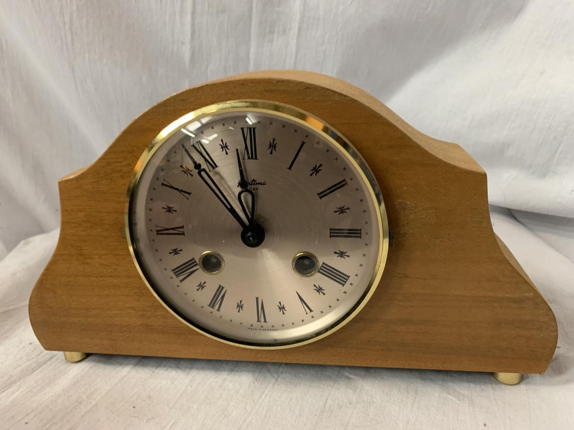 A BENTIMA EIGHT DAY VENEERED MANTEL CLOCK - Image 3 of 4