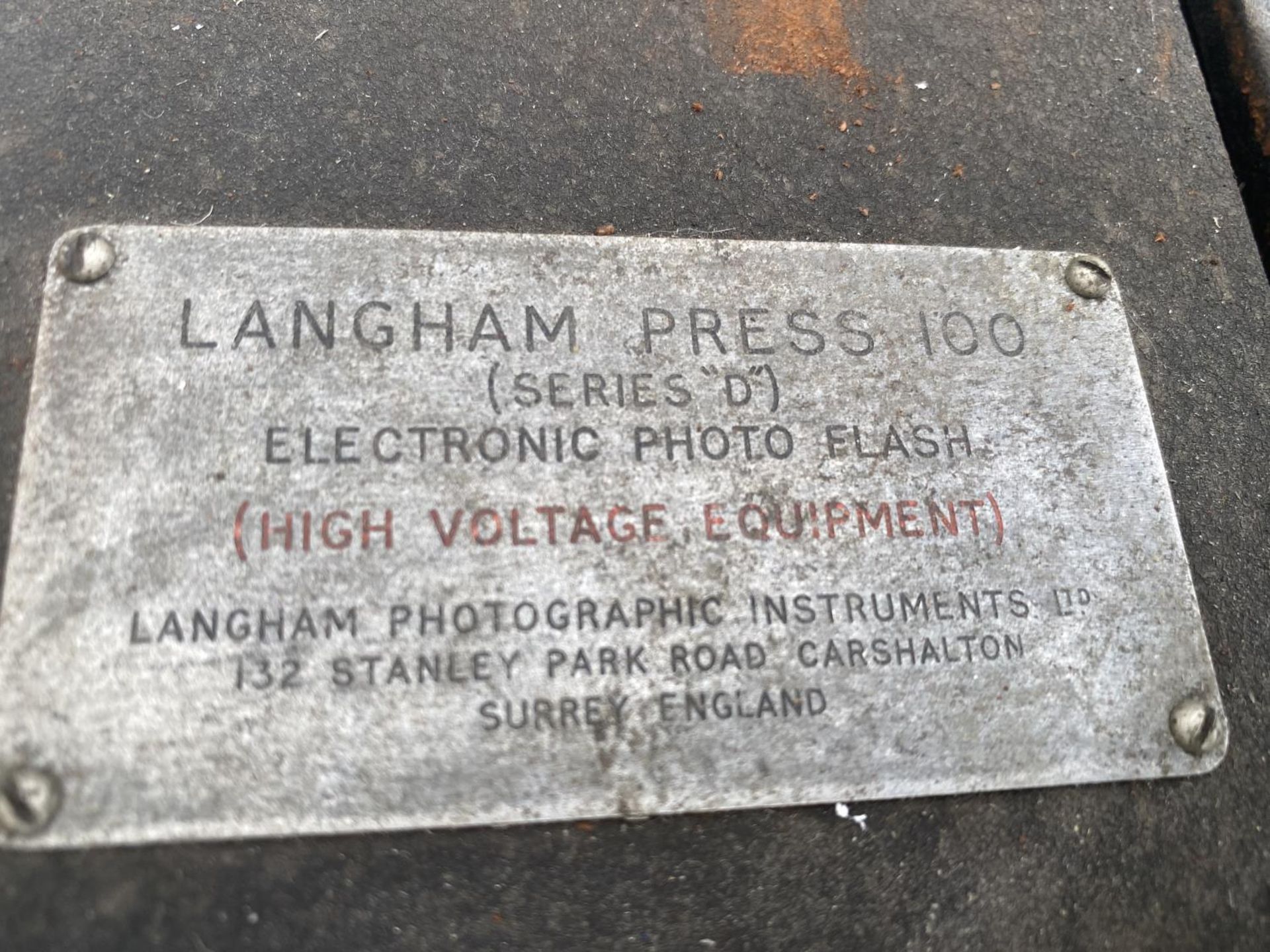 A PAIR OF VINTAGE LANGHAM PRESS 100 SERIES D ELECTRONIC PHOTO FLASH (ONE EMPTY OF INNERS) - Image 4 of 4