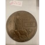 A BRONZE WW1 DEATH PLAQUE 'HE DIED FOR FREEDOM AND HONOUR GEORGE T DIMELOW' 12CM DIAMETER