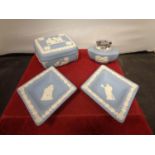 FOUR ITEMS OF WEDGEWOOD JASPERWARE TO INCLUDE A TABLE LIGHTER, PIN DISHES AND A LIDDED BOX