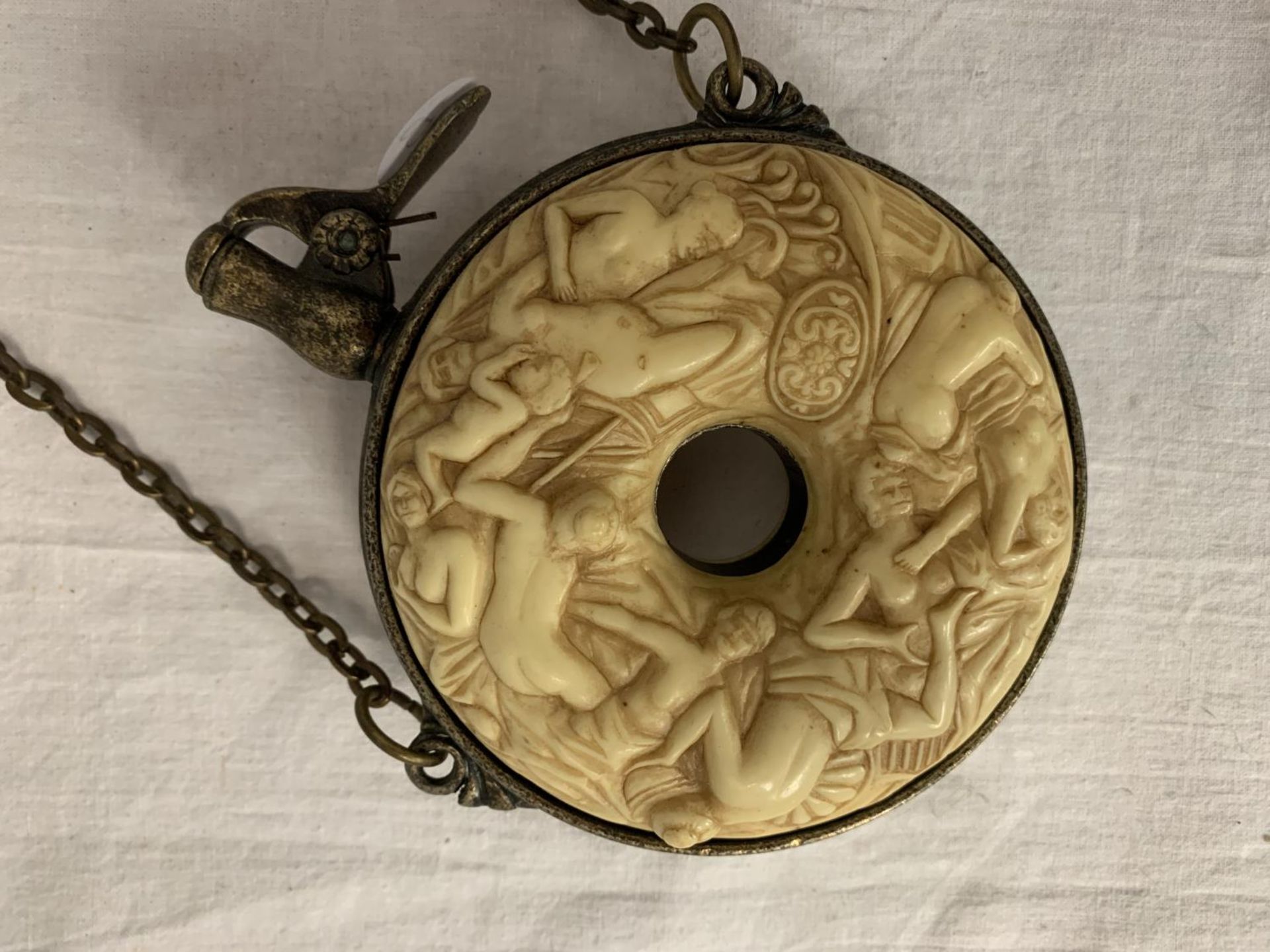 A HEAVILY CARVED GUNPOWDER FLASK WITH WHITE METAL DETAIL AND CHAIN ATTACHED DIA: 10.5CM - Image 4 of 4