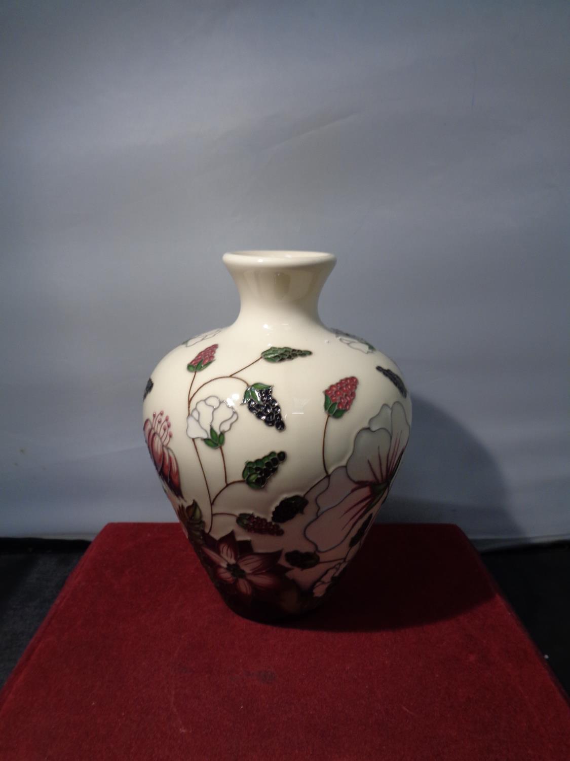 A MOORCROFT 'BRAMBLE REVISITED' VASE H: 17CM - Bild 2 aus 3