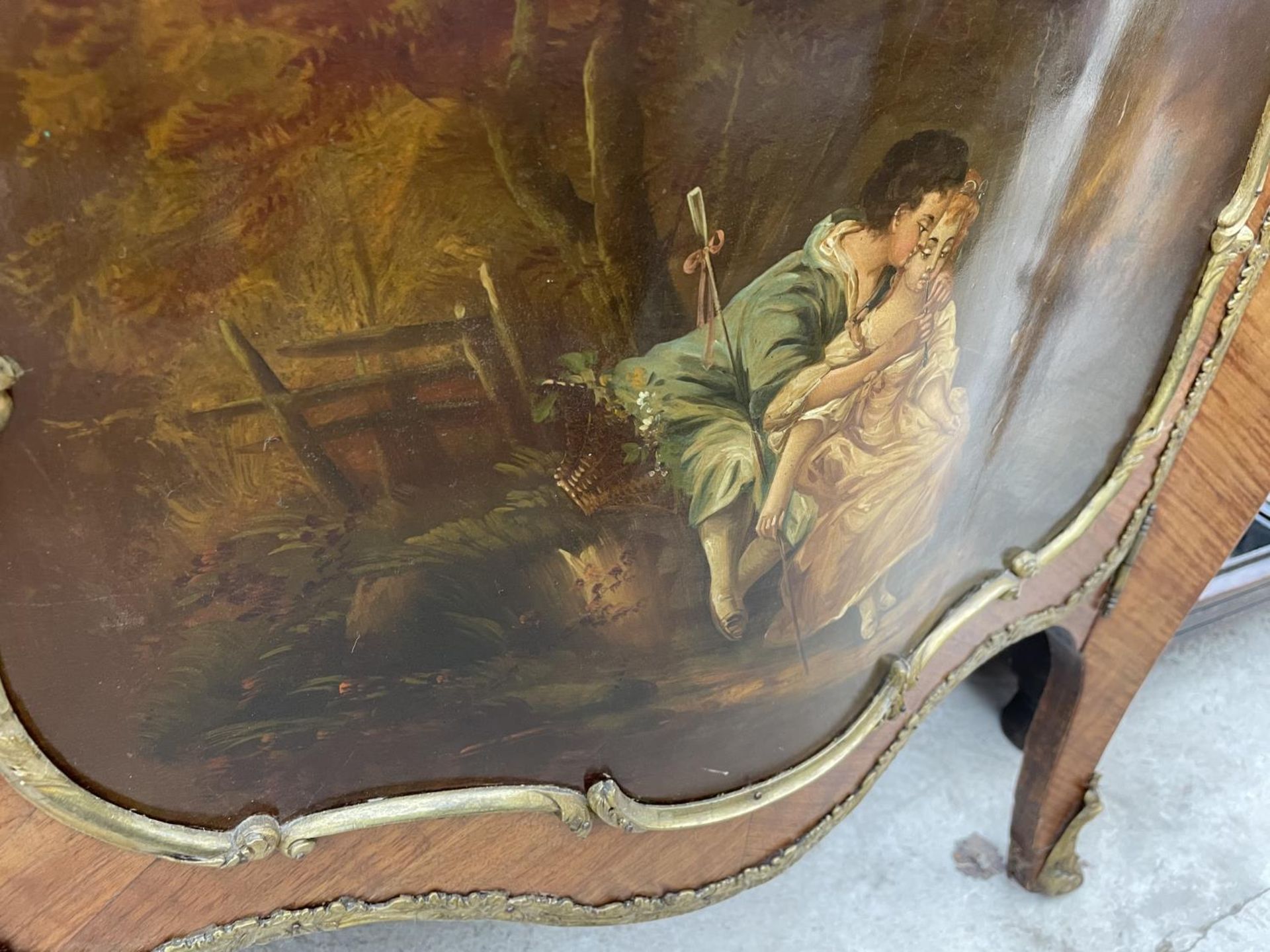 A LOUIS XVI STYLE WALNUT BOWFRONTED DISPLAY CABINET WITH PAINTED PANELS AND APPLIED GILT METAL - Image 6 of 8