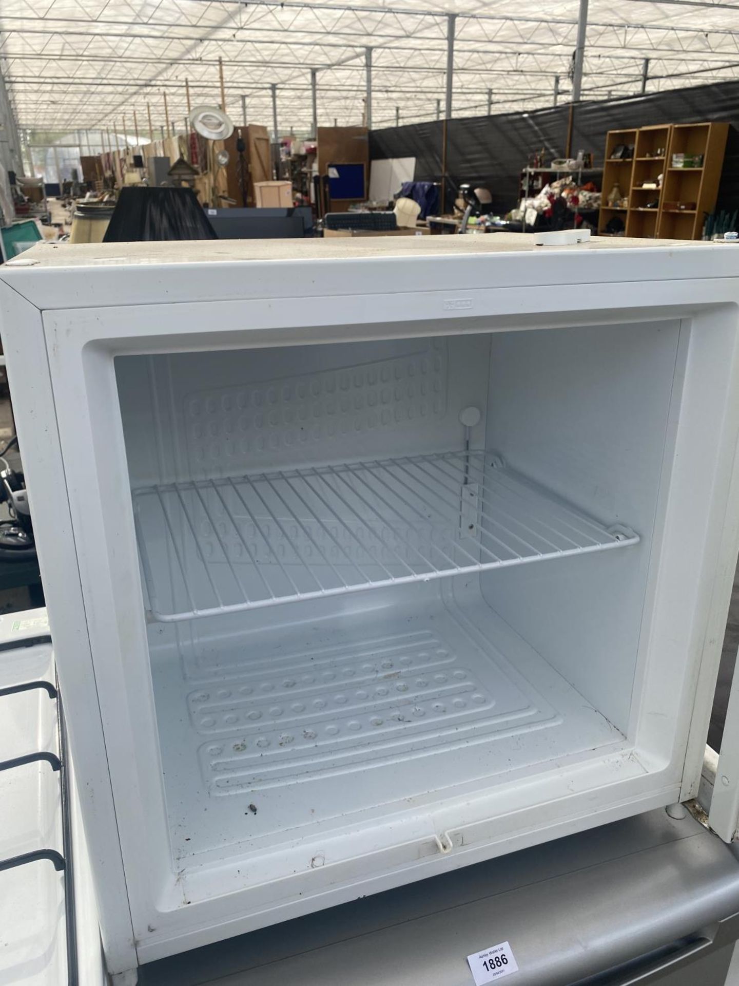 A WHITE ZANUSSI COUNTER TOP FRIDGE BELIEVED IN WORKING ORDER BUT NO WARRANTY - Image 2 of 4