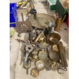 A LARGE COLLECTION OF BRASS WARE TO INCLUDE BLOW TORCHES, TRINKET DISHES AND JUGS ETC