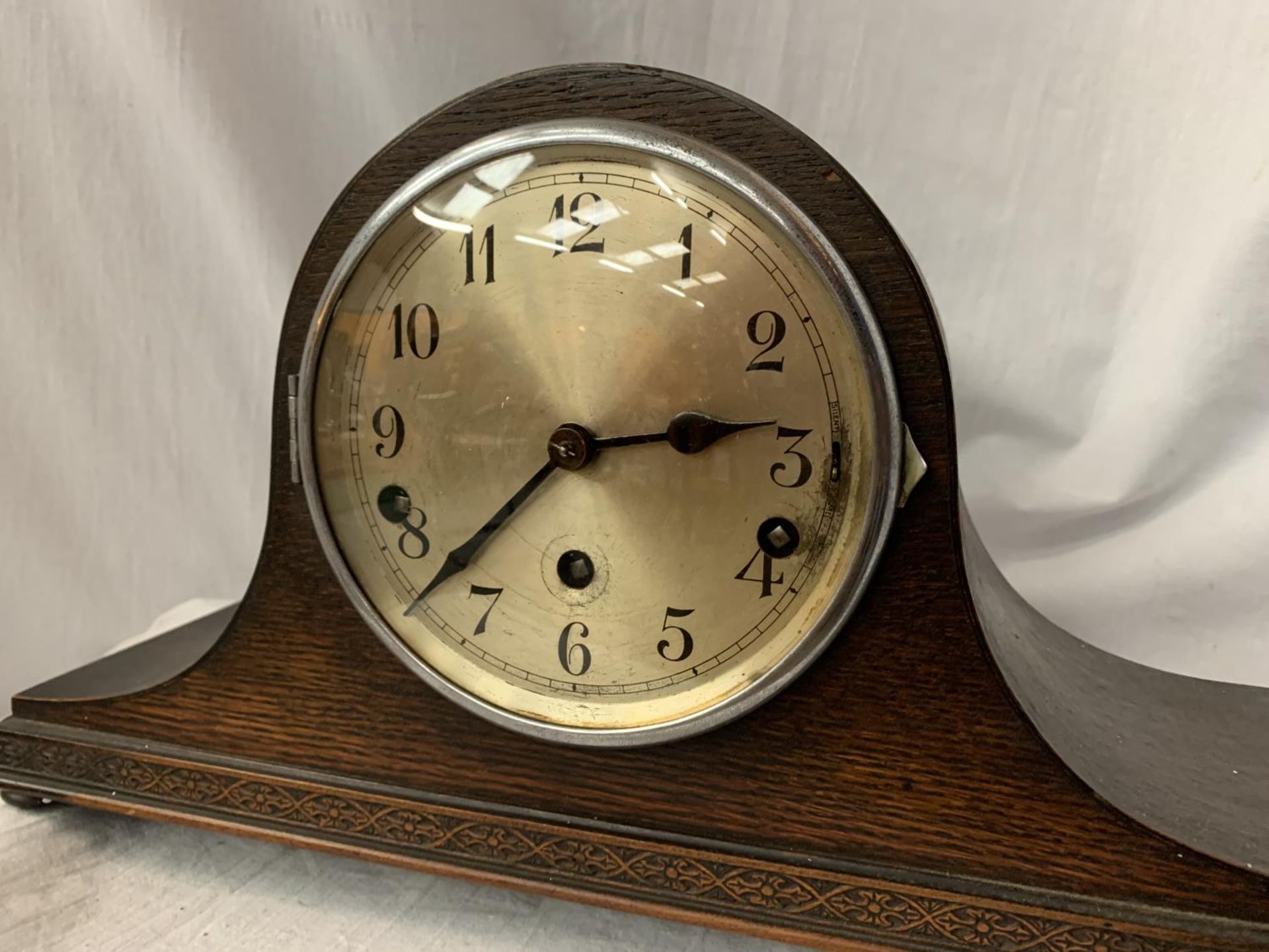AN OAK NAPOLEON HAT MANTEL CLOCK, EIGHT DAY STRIKING COMPLETE WITH KEY H: 23CM - Image 3 of 4