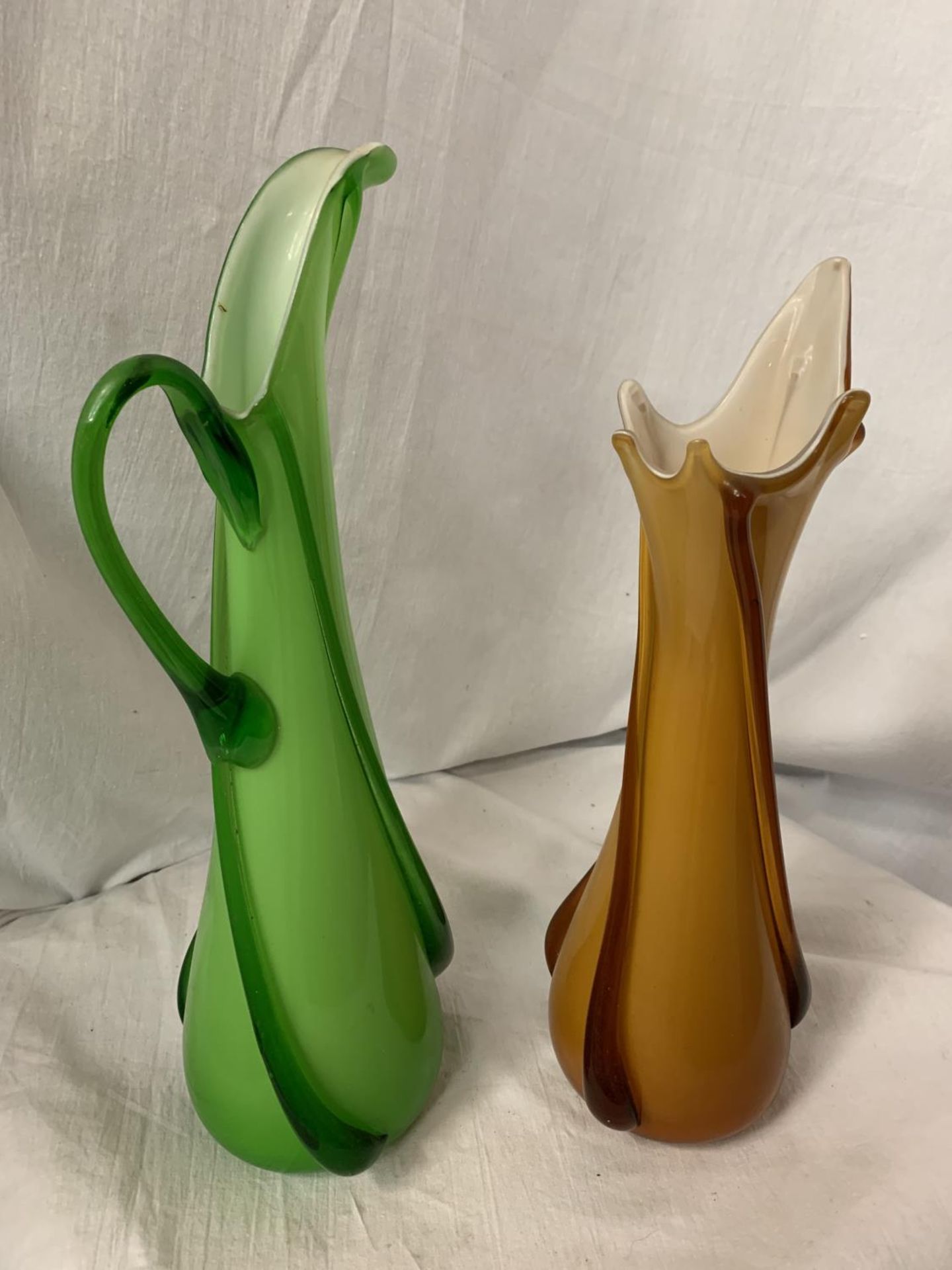 TWO RETRO MURANO STYLE ITEMS TO INCLUDE A GREEN JUG (H: 39CM) AND AMBER VASE (H: 36CM) - Image 3 of 3