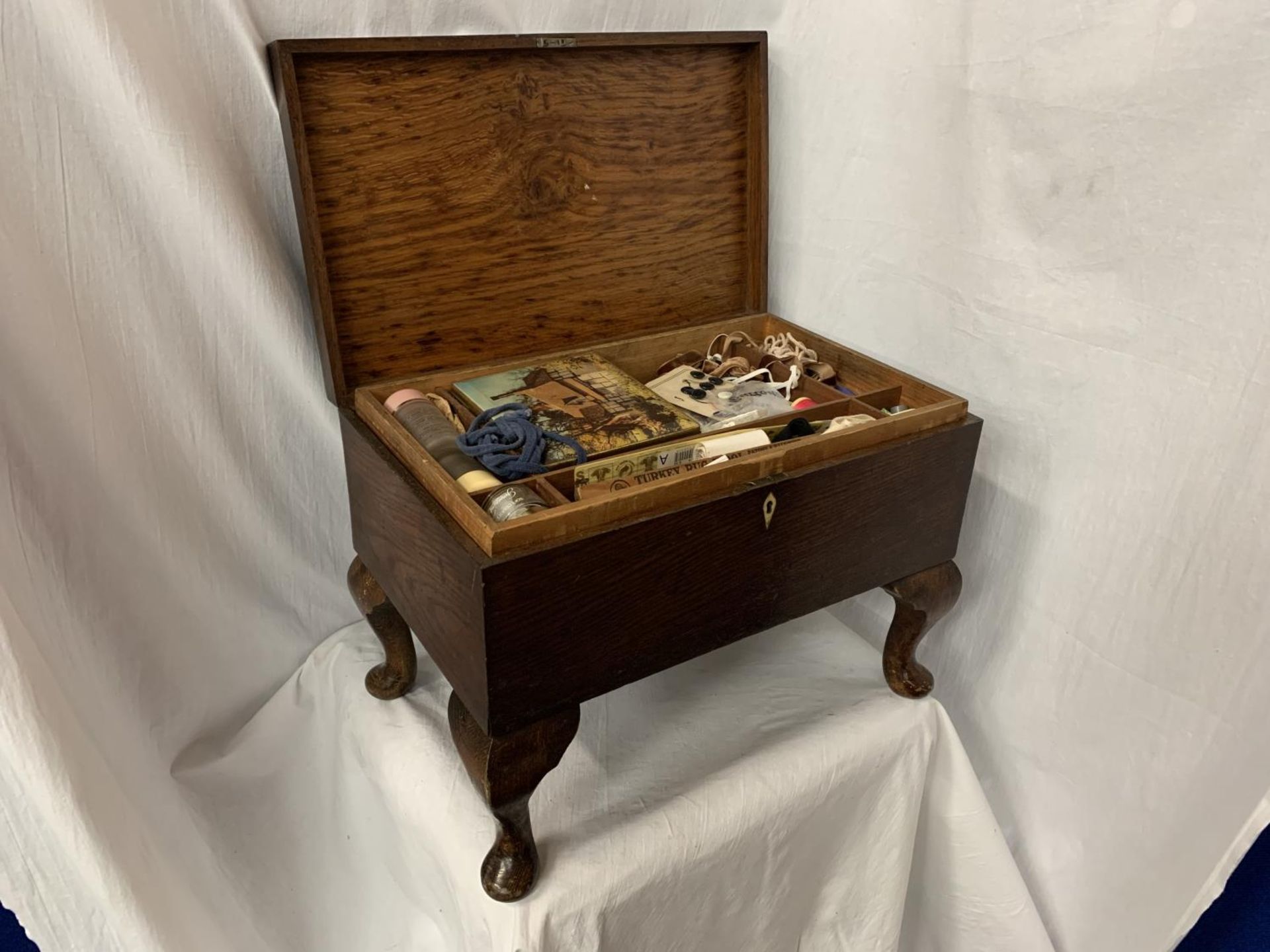 A VINTAGE MAHOGANY SEWING BOX TO INCLUDE THE CONTENTS OF A LARGE QUANTITY OF SEWING RELATED ITEMS H: - Image 2 of 4