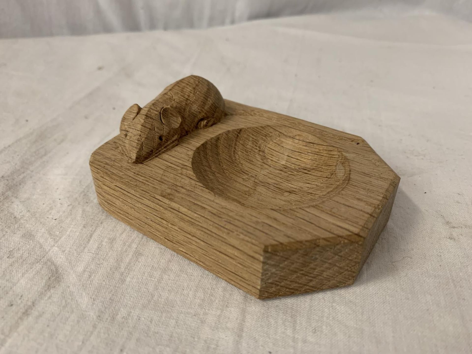 A ROBERT THOMPSON "MOUSEMAN" CARVED OAK TRINKET/ ASH TRAY WITH MOUSE INSIGNIA