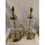 A PAIR OF CUT GLASS TABLE LAMPS WITH BRASS EMBELLISHMENT H: 40CM
