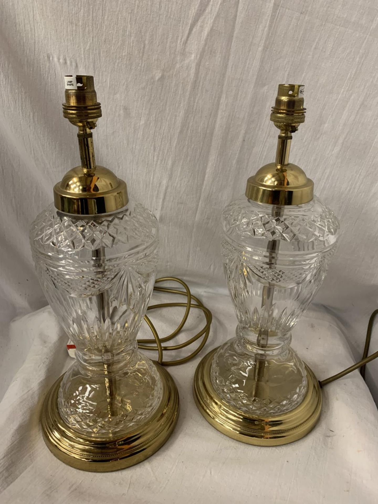 A PAIR OF CUT GLASS TABLE LAMPS WITH BRASS EMBELLISHMENT H: 40CM