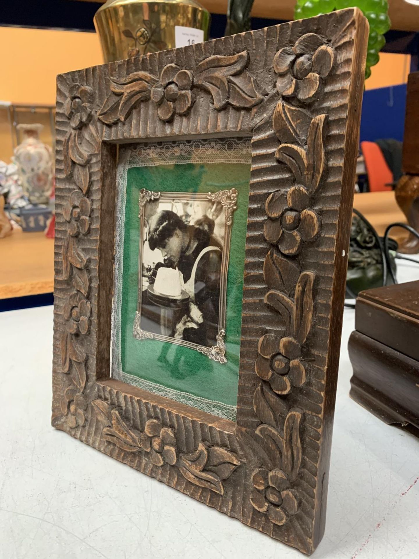 A CARVED WOODEN TABLE PICTURE FRAME WITH SILVER DETAIL 21.5CM X 26.5CM - Image 2 of 3