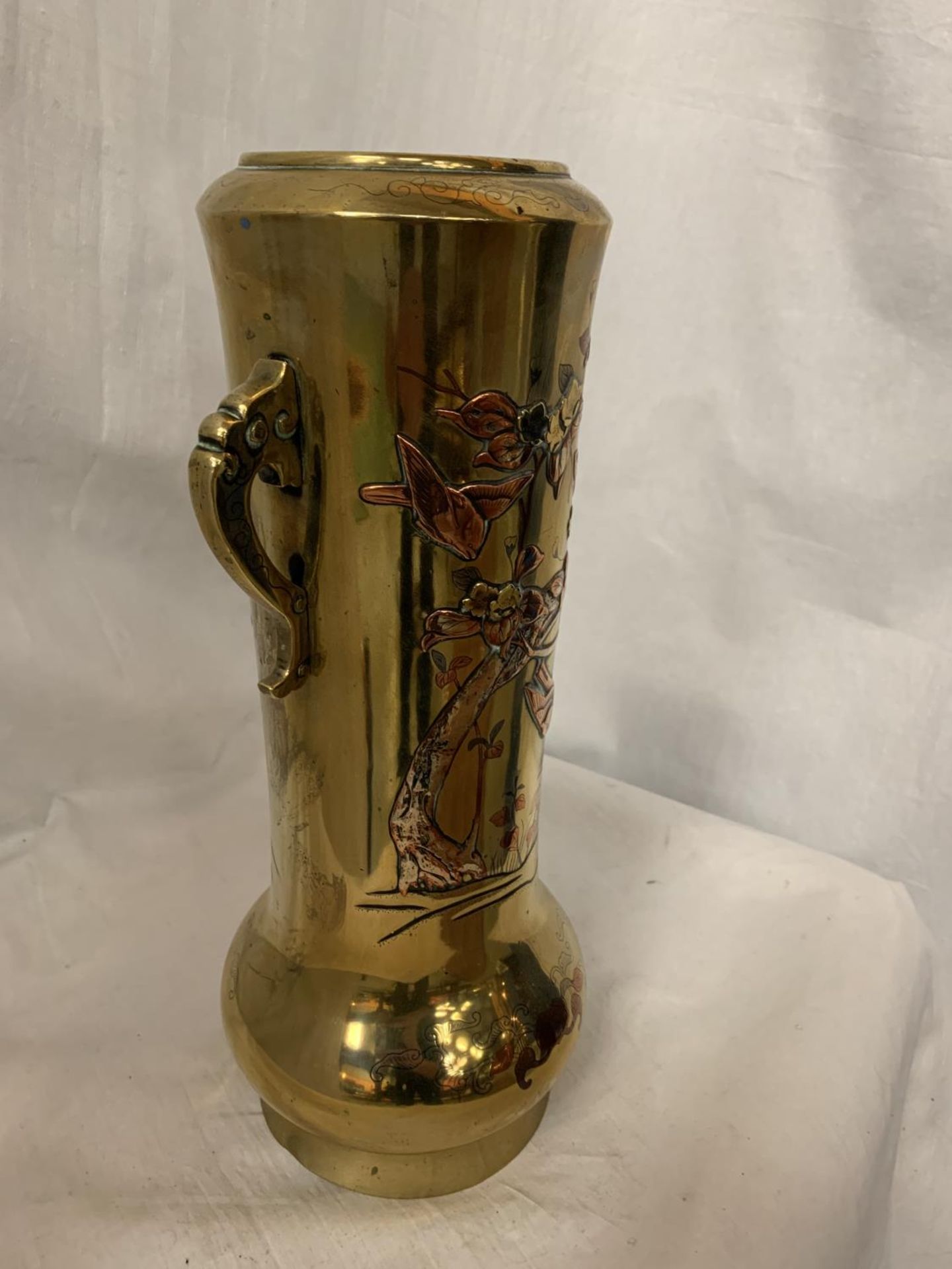 A DECORATIVE BRASS VESSEL WITH EMBOSSED COPPER AVIAN DESIGN H: 36CM - Image 3 of 4