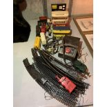 AN ASSORTMENT OF VINTAGE MODEL RAILWAY TO INCLUDE TRACK, BUILDINGS, CARRIAGES, A TRIANG POWER