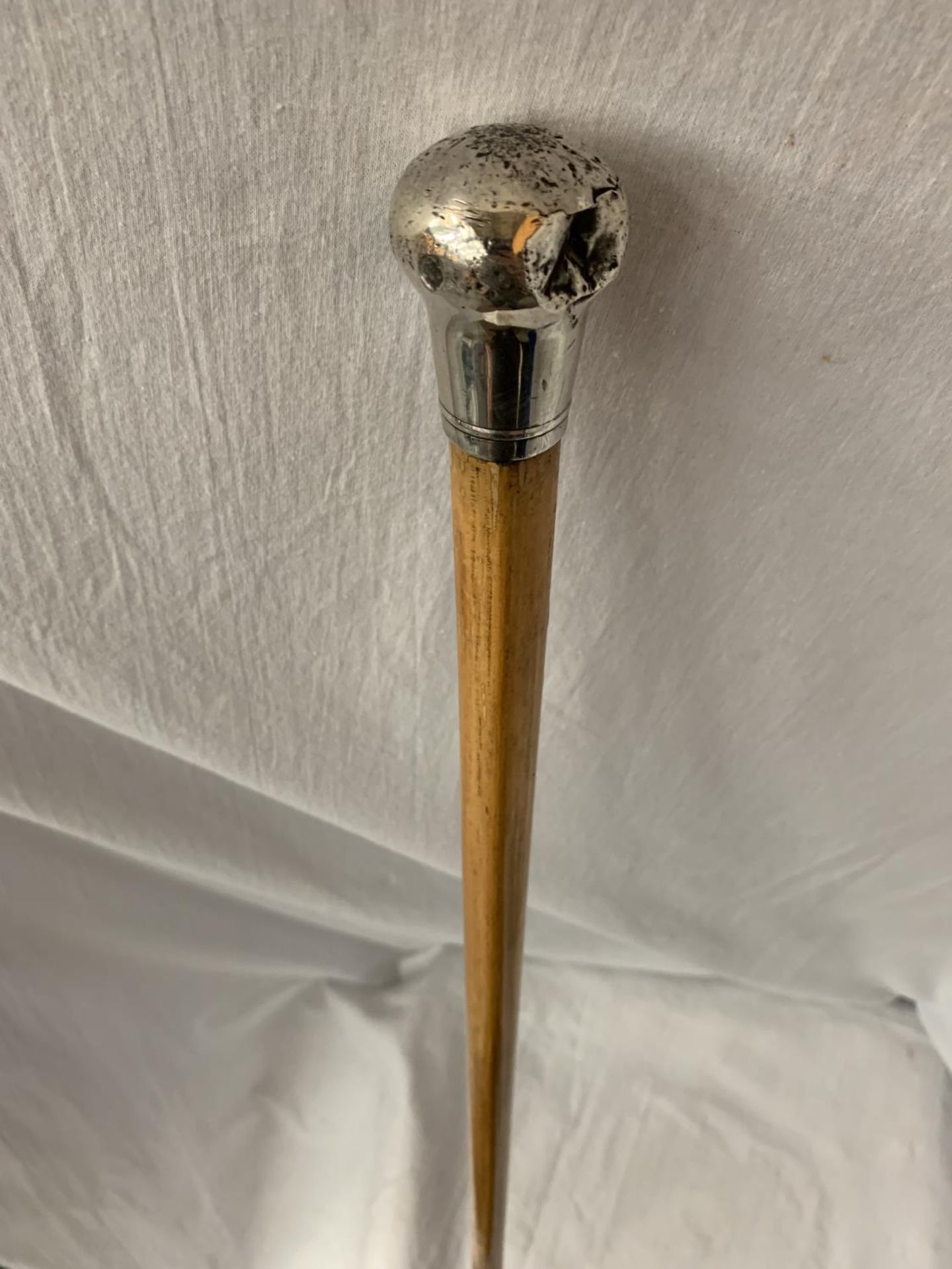 A VINTAGE SILVER TOPPED CANE - Image 2 of 3