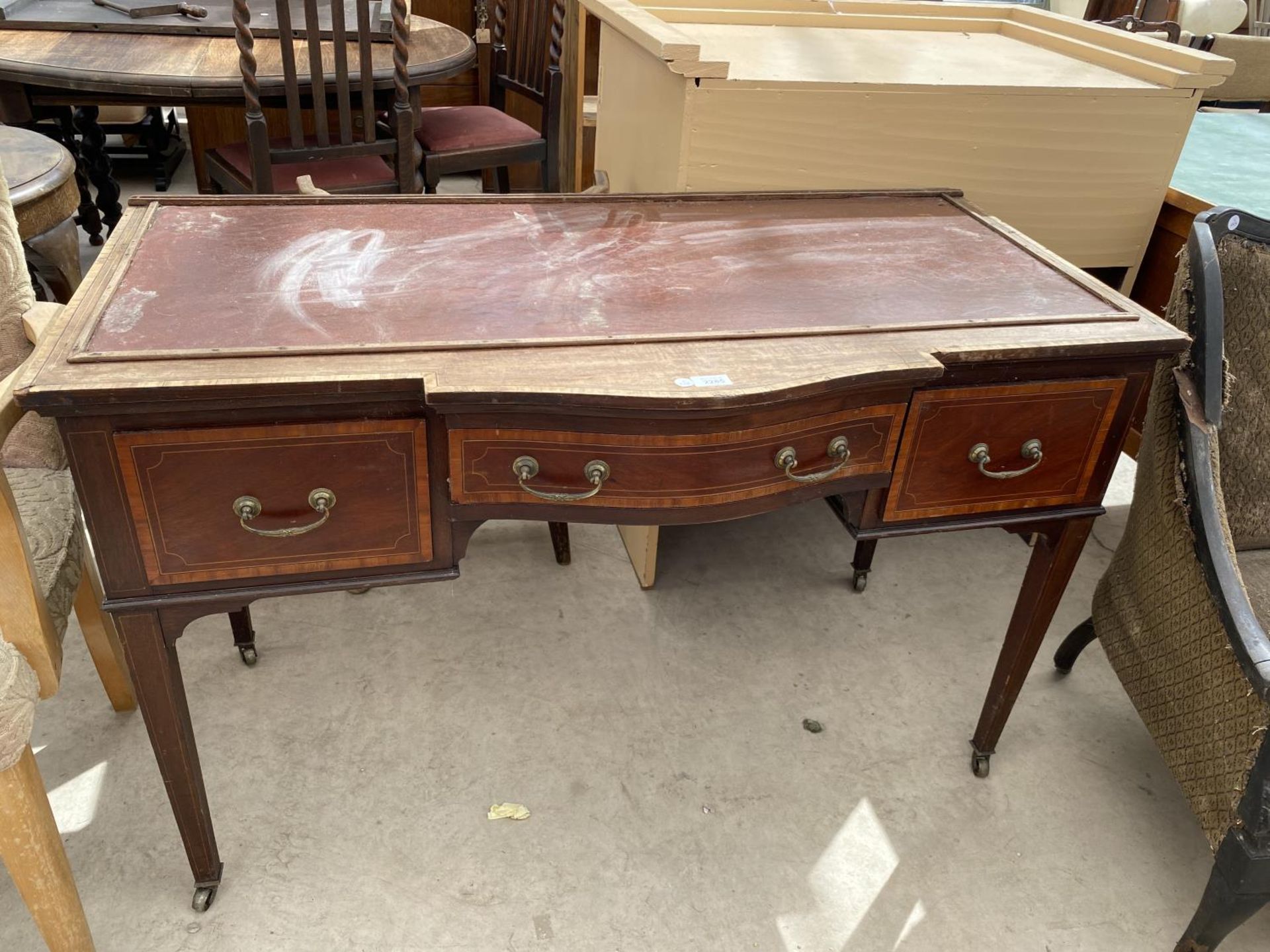 AN EDWARDIAN AND MAHOGANY INLAY DESK ON TAPERED LEGS AND SPADE FEET