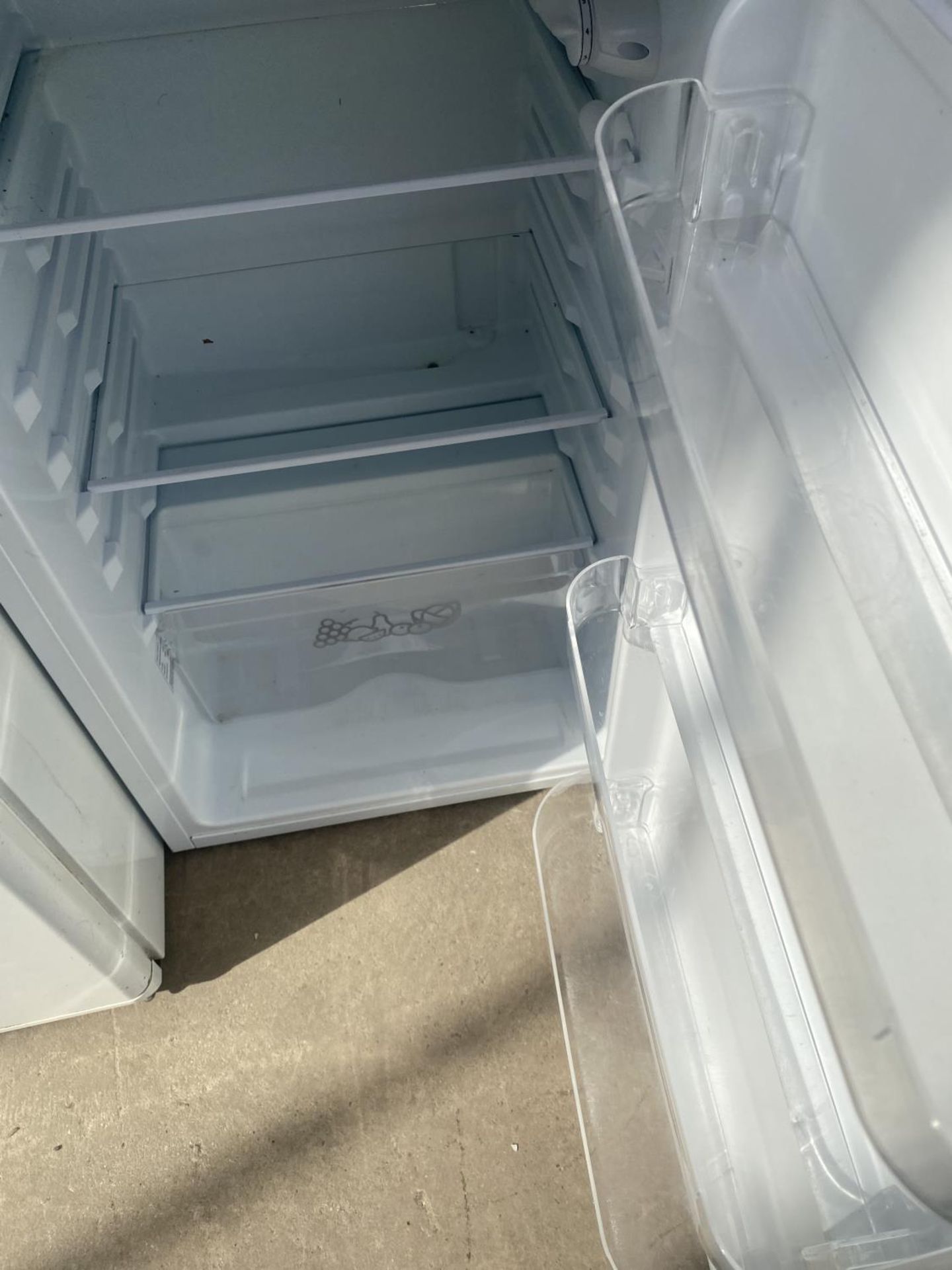 A WHITE ZANUSSI UNDER COUNTER FRIDGE BELIEVED IN WORKING ORDER BUT NO WARRANTY - Image 3 of 3