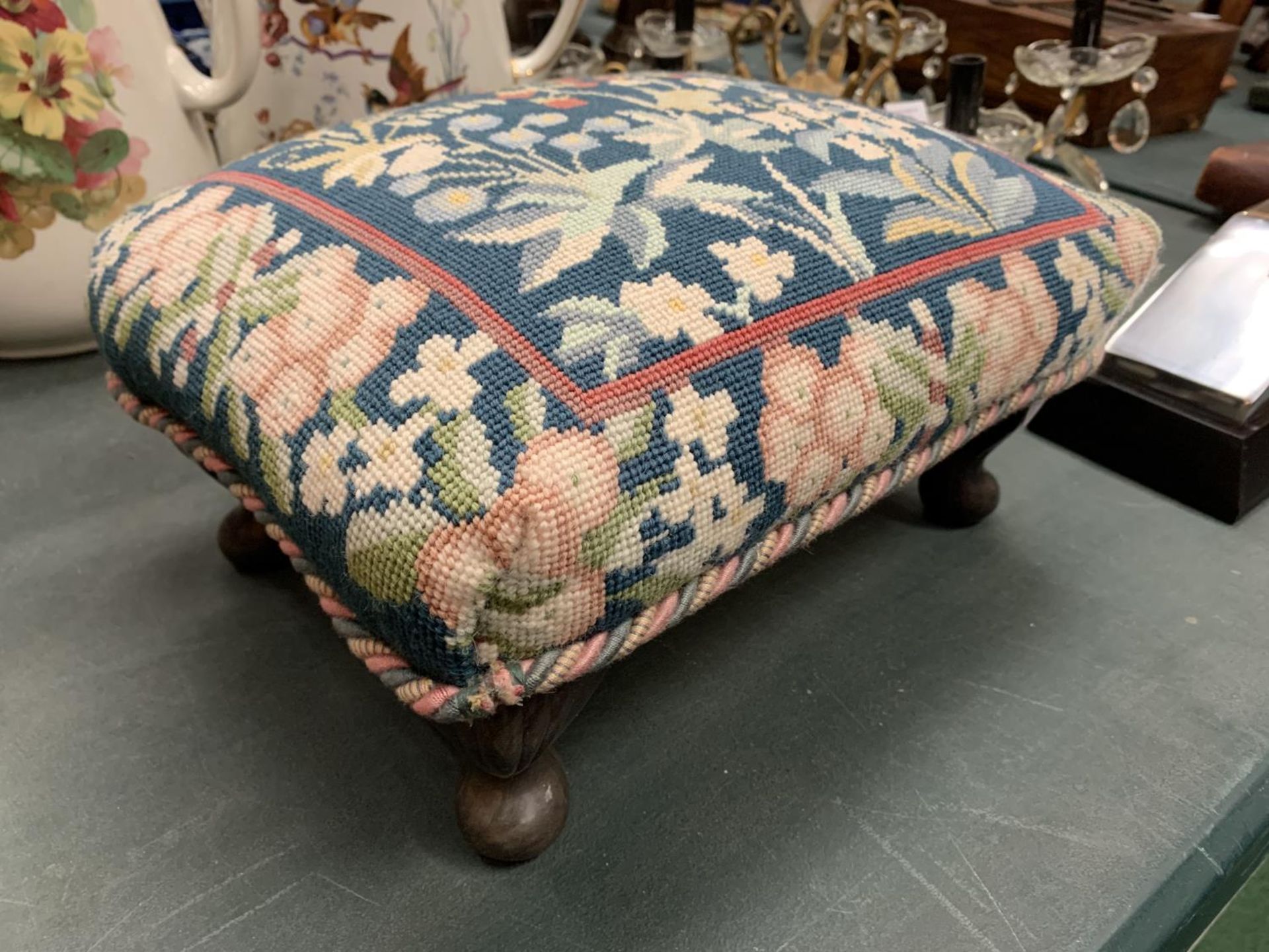 A SMALL VINTAGE FOOTSTOOL WITH MAHOGANY LEGS AND A TAPESTRY TOP 37CM X 25CM X 15CM - Image 2 of 3