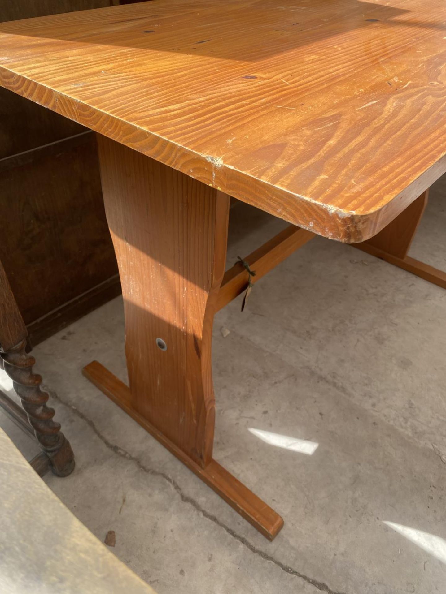 A MODERN PINE KITCHEN TABLE, 44.5X23.5" - Image 3 of 4