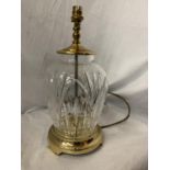 A LARGE GLASS TABLE LAMP WITH BRASS DETAIL H: 38CM