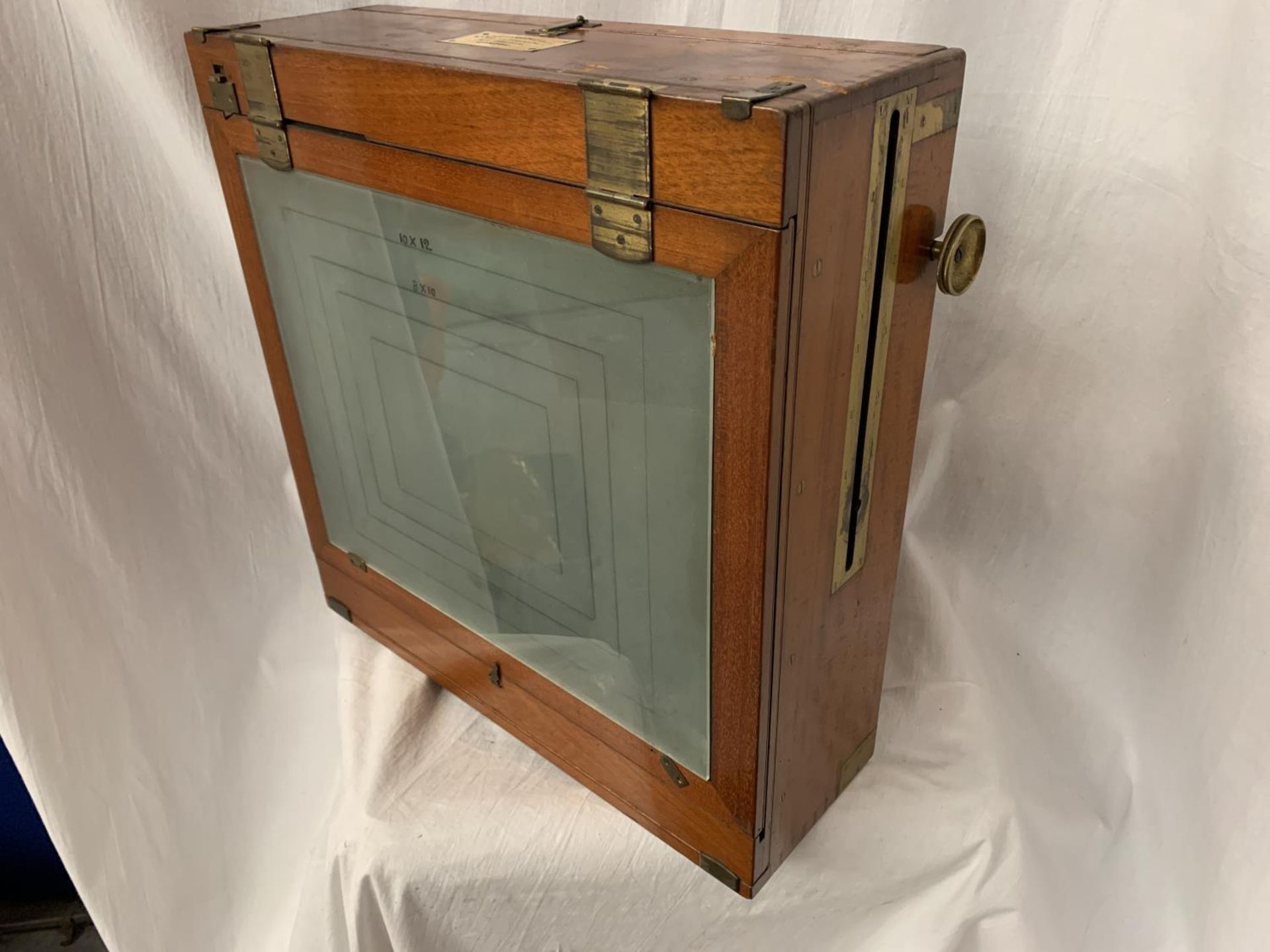 A LARGE STEREOSCOPIC & CO LTD MAHOGANY AND BRASS CAMERA (WITHOUT LENS) - Image 5 of 7