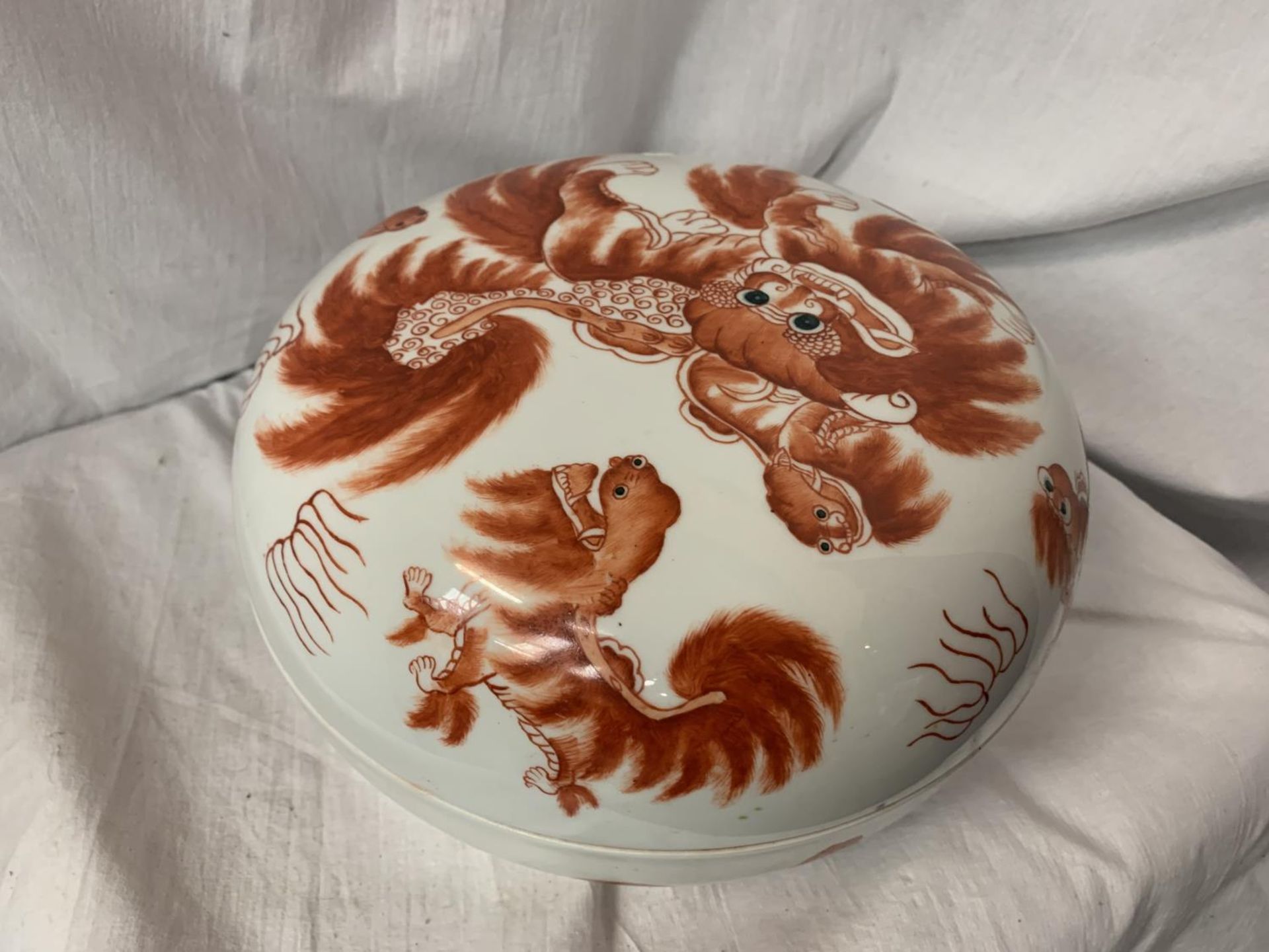 A LARGE LIDDED CERAMIC BOWL WITH ORIENTAL LION FOO DOG PAINTED DECORATION AND ORIENTAL MARKINGS DIA: - Image 4 of 5