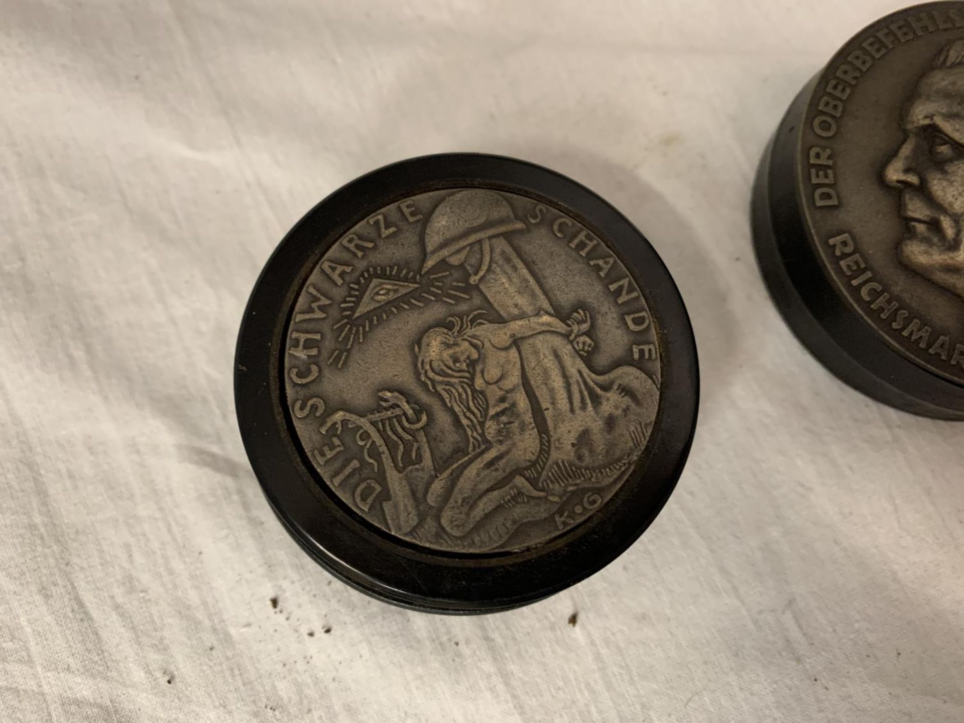 A PAIR OF SNUFF BOXES WITH GERMAN DECORATION - Image 3 of 4