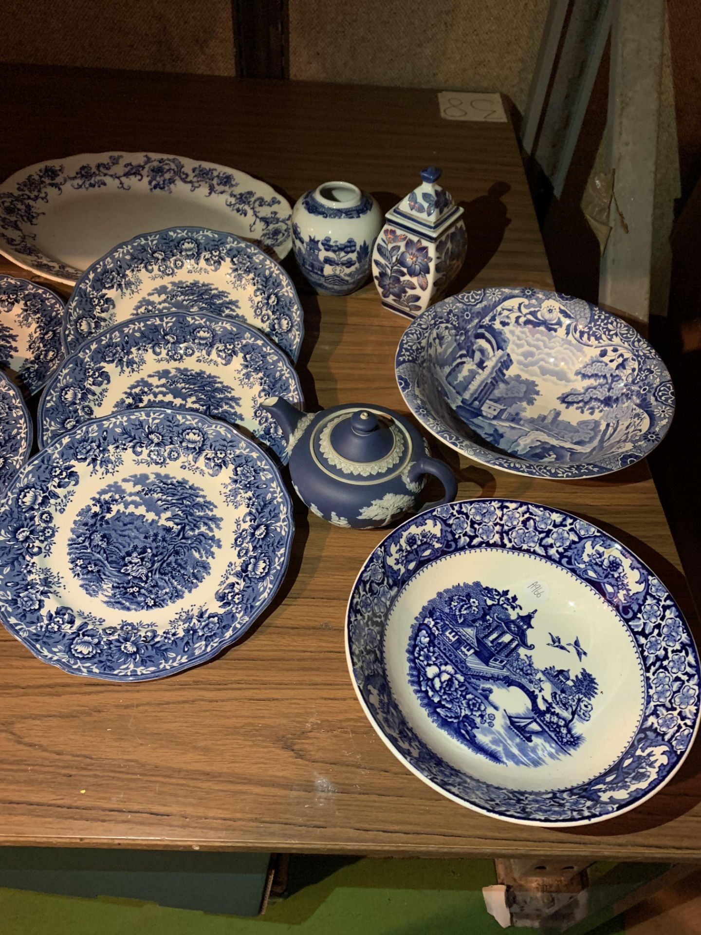 A LARGE COLLECTION OF BLUE AND WHITE CHINA TO INCLUDE WILLOW PATTERN AND ALFRED MEAKIN EXAMPLES - Image 2 of 3