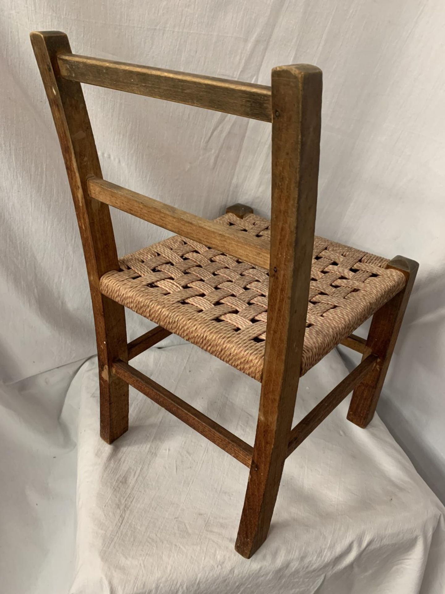 A CHILD'S RUSH SEATED WOODEN CHAIR - Image 3 of 3