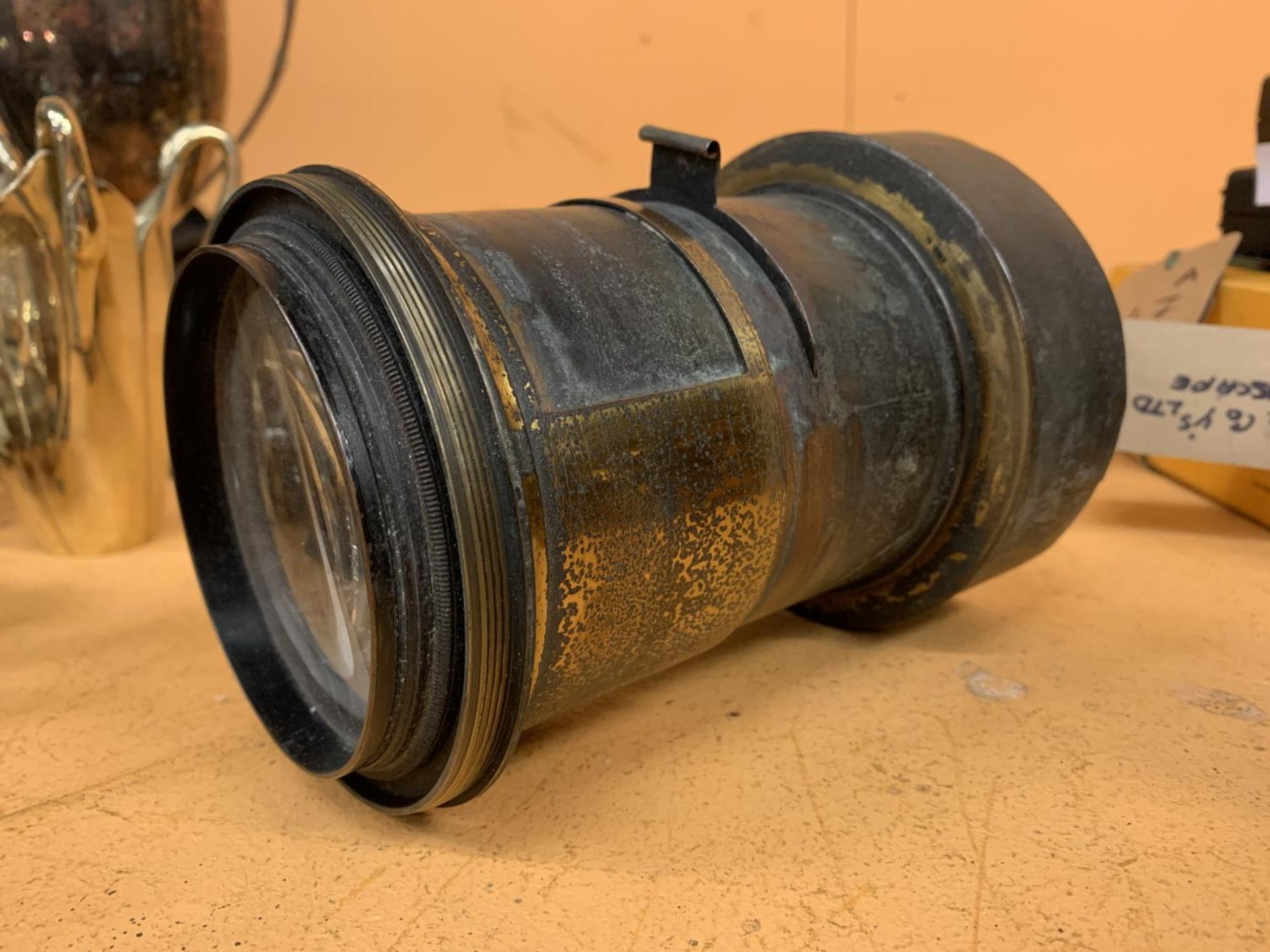 A LARGE VINTAGE A.ROSS LONDON 2822 BRASS CAMERA LENS - Image 2 of 3