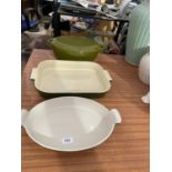 A LE CRUESET PIE DISH, A STOCK POT AND A FURTHER PIE DISH