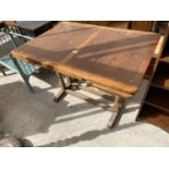 AN EARLY 20th CENTURY OAK DRAW-LEAF DINING TABLE