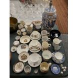 A LARGE COLLECTION OF CERAMIC WARE TO INCLUDE A BLUE AND WHITE TABLE LAMP, COMMEMORATIVE WARE, A CUP