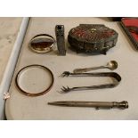 A GROUP OF WHITE METAL ITEMS TO INCLUDE A PROPELLING PENCIL, SUGAR TONGS, COSTUME JEWELLERY ETC