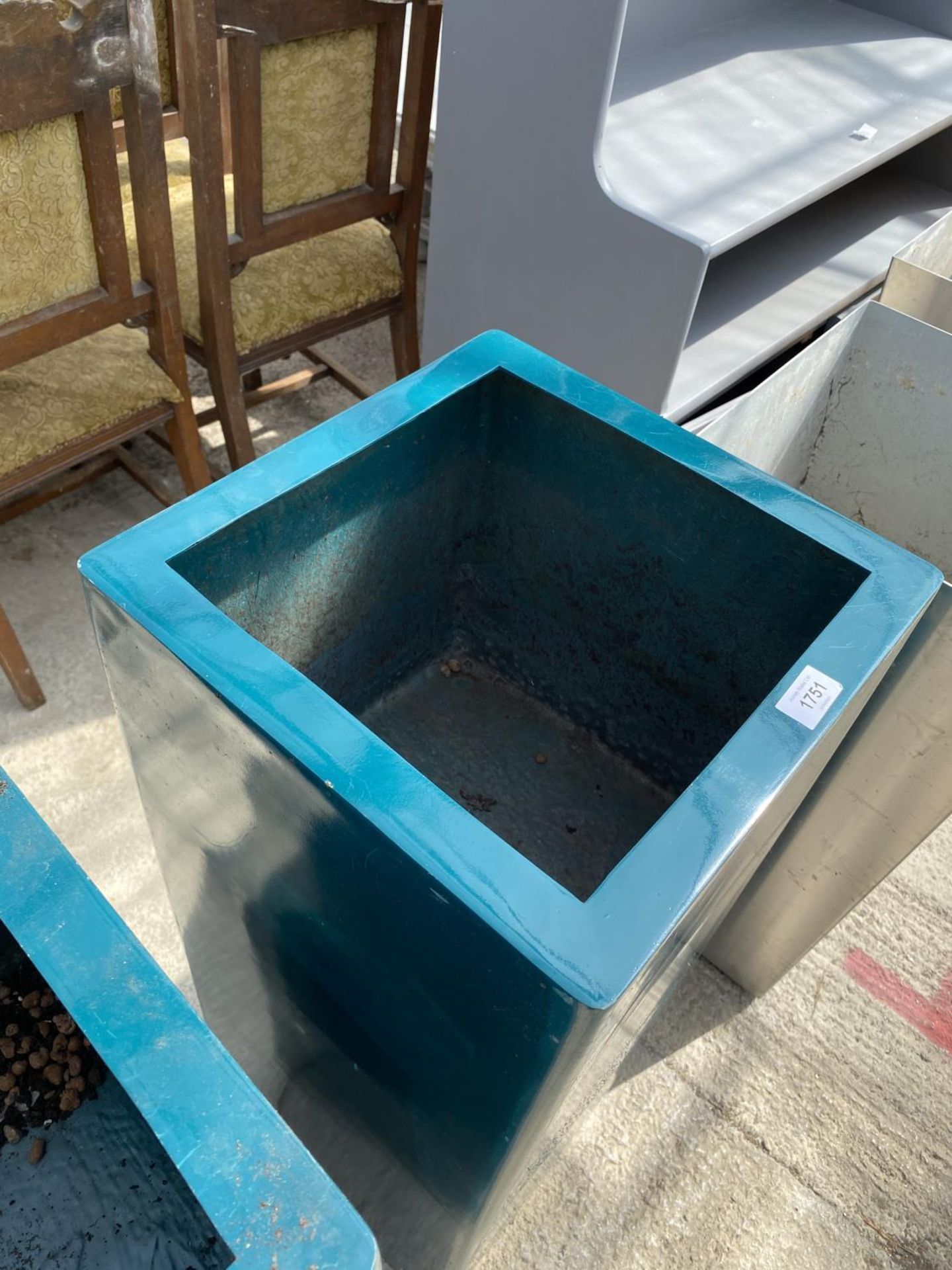 A PAIR OF GREEN SQUARE PLASTIC PLANTERS (H:90CM) - Image 5 of 5