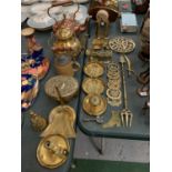 A LARGE QUANTITY OF BRASS AND COPPER WARE TO INCLUDE KETTLES, DISHES, A BRASS DECORATIVE OVAL