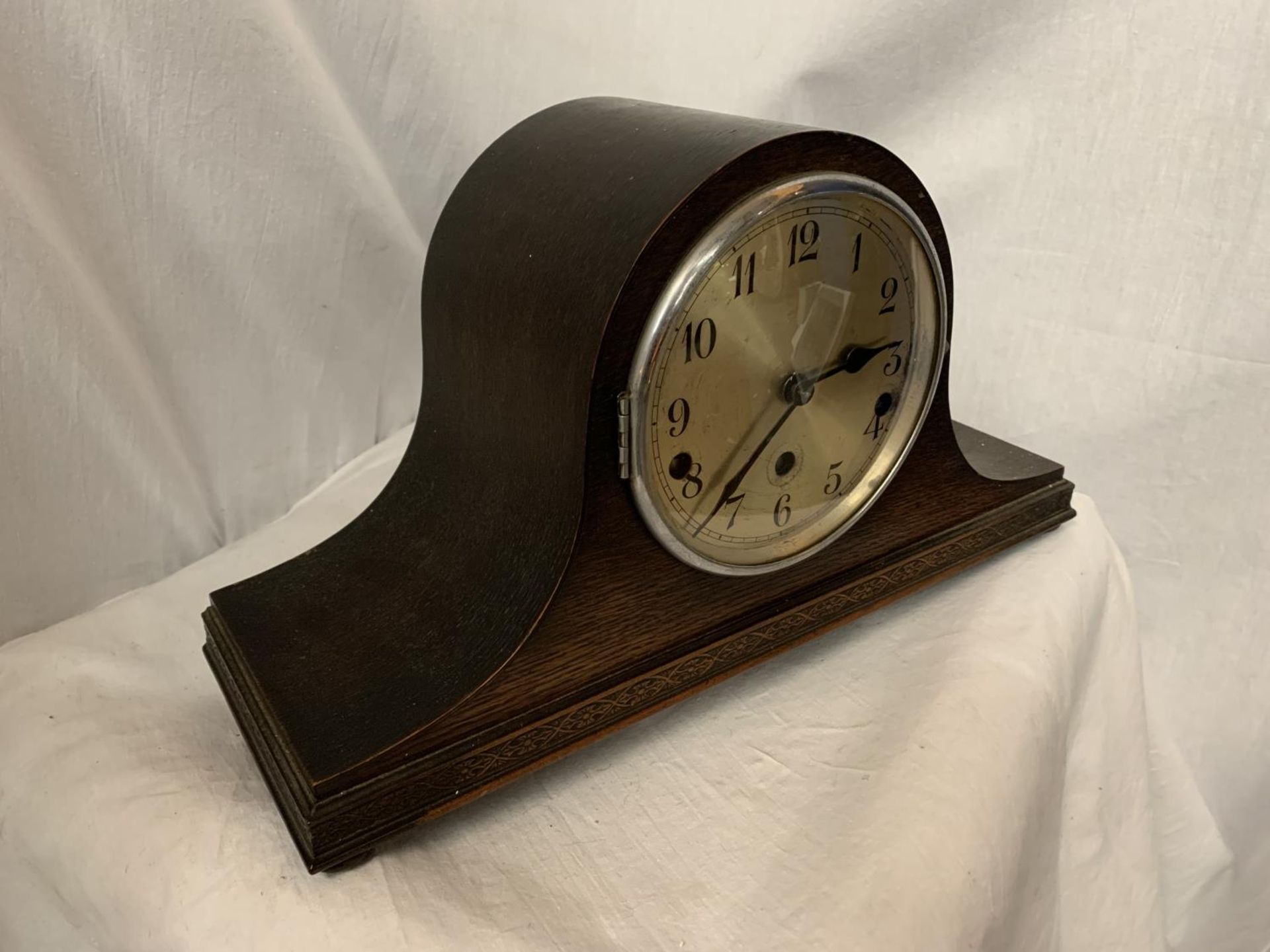 AN OAK NAPOLEON HAT MANTEL CLOCK, EIGHT DAY STRIKING COMPLETE WITH KEY H: 23CM - Image 2 of 4